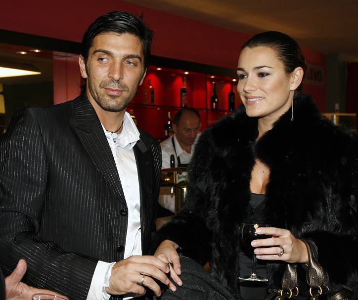 Alena con l’ex marito Gigi Buffon in una foto del 2006 (Ap)